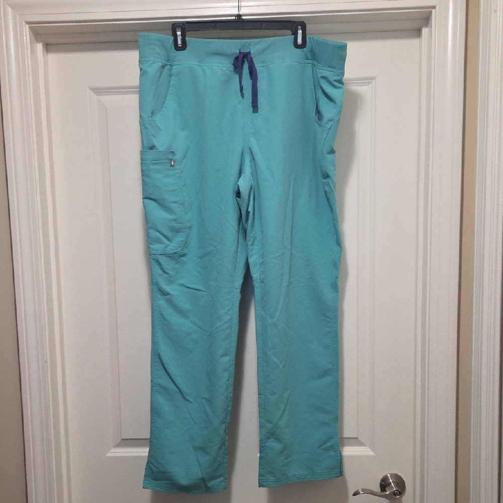 FIGS Kade Cargo Scrub Pants in Surgical Green size XL